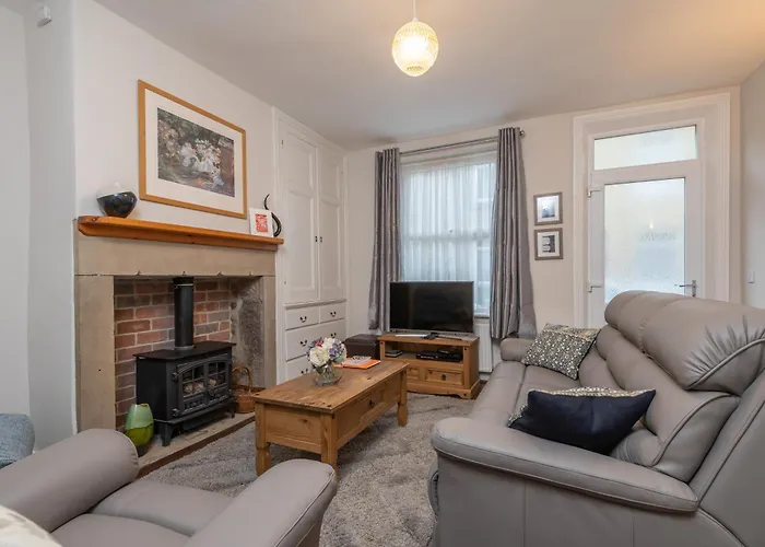 Sleeps 5 - 3 Bedrooms - Walk To The Square Hosted Happy Valley Cast