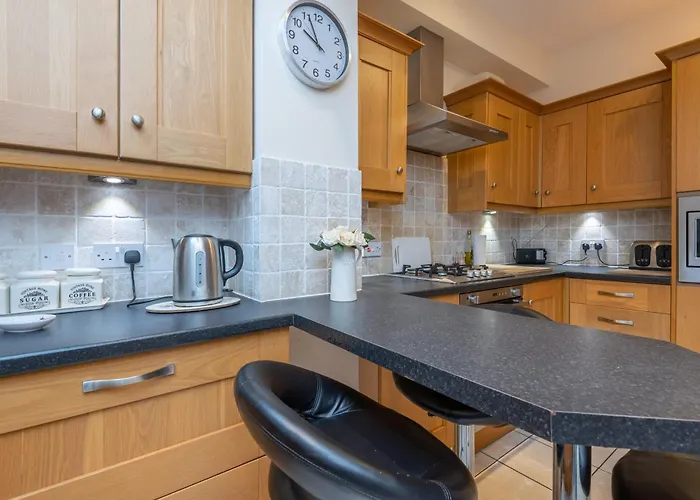 Sleeps 5 - 3 Bedrooms - Walk To The Square Hosted Happy Valley Cast