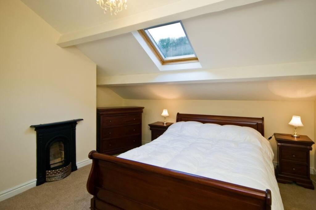 Sleeps 5 - 3 Bedrooms - Walk To The Square Hosted Happy Valley Cast Casa vacanze