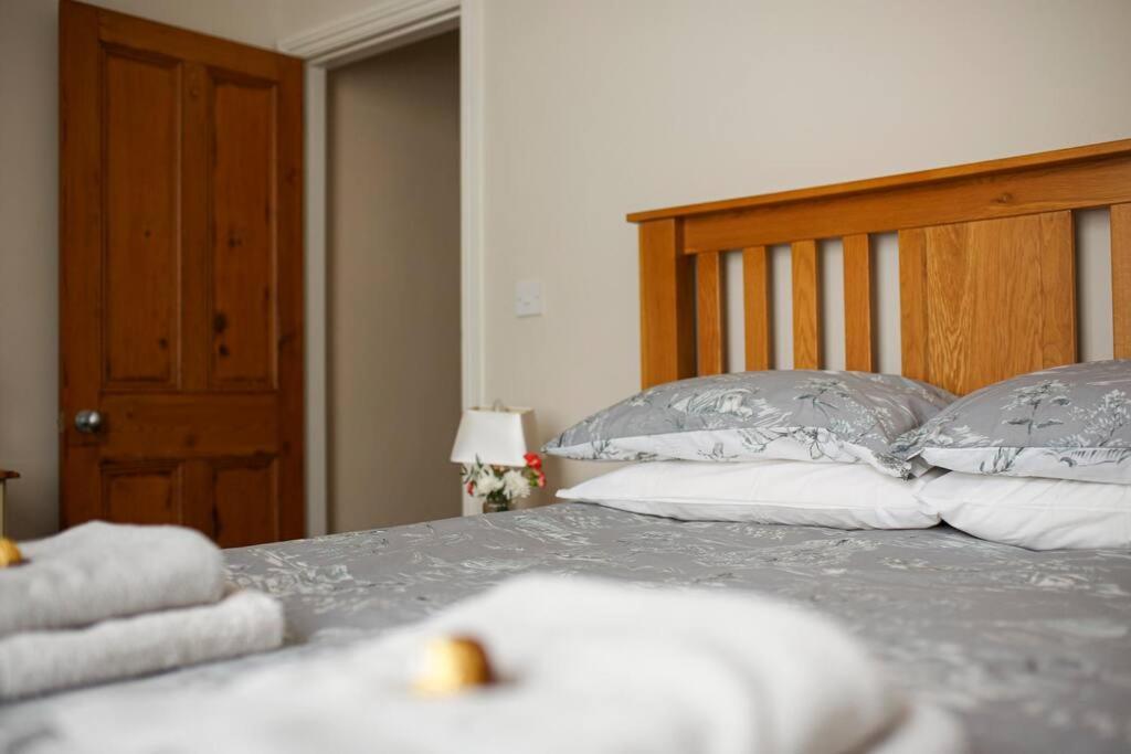 Sleeps 5 - 3 Bedrooms - Walk To The Square Hosted Happy Valley Cast