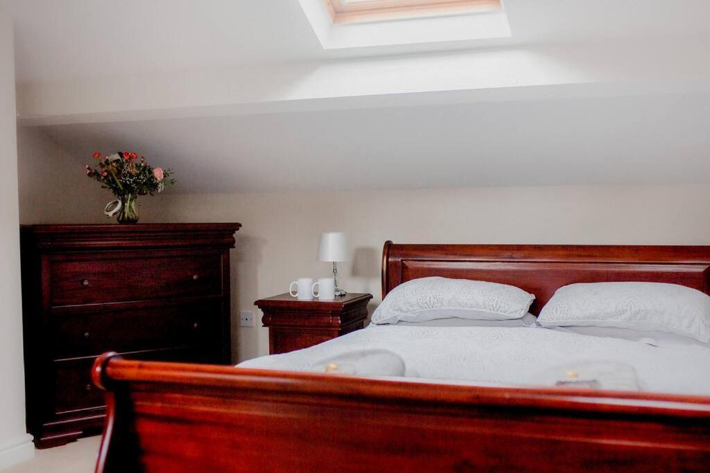 Sleeps 5 - 3 Bedrooms - Walk To The Square Hosted Happy Valley Cast Casa vacanze