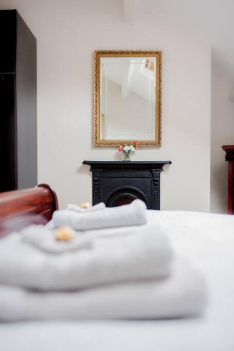 Sleeps 5 - 3 Bedrooms - Walk To The Square Hosted Happy Valley Cast