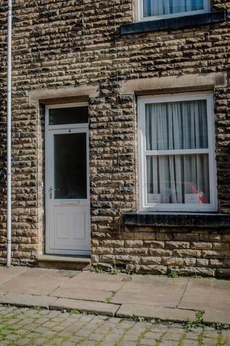 Sleeps 5 - 3 Bedrooms - Walk To The Square Hosted Happy Valley Cast Casa vacanze