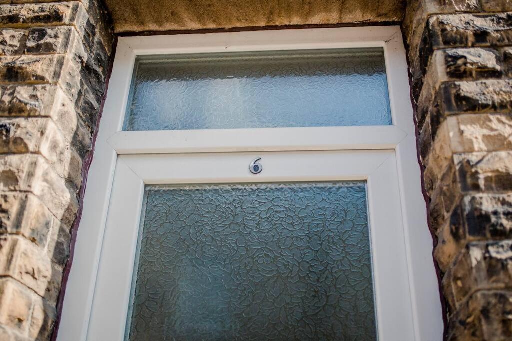 Sleeps 5 - 3 Bedrooms - Walk To The Square Hosted Happy Valley Cast