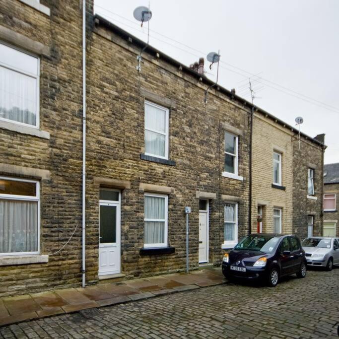 Sleeps 5 - 3 Bedrooms - Walk To The Square Hosted Happy Valley Cast *