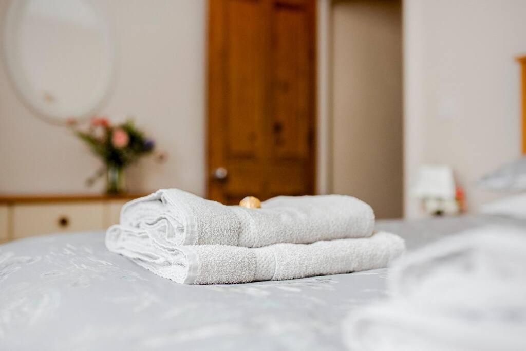 Sleeps 5 - 3 Bedrooms - Walk To The Square Hosted Happy Valley Cast * Hebden Bridge