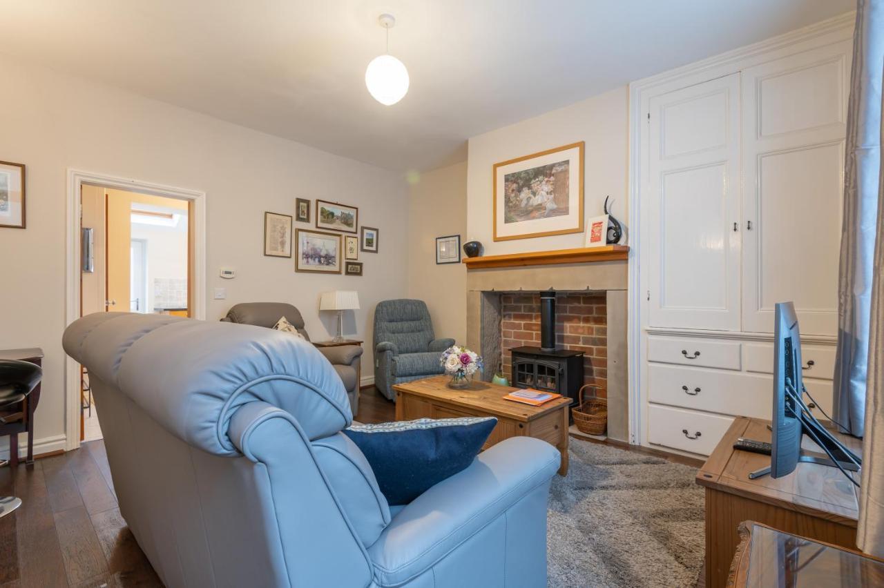 Casa vacanze Sleeps 5 - 3 Bedrooms - Walk To The Square Hosted Happy Valley Cast *