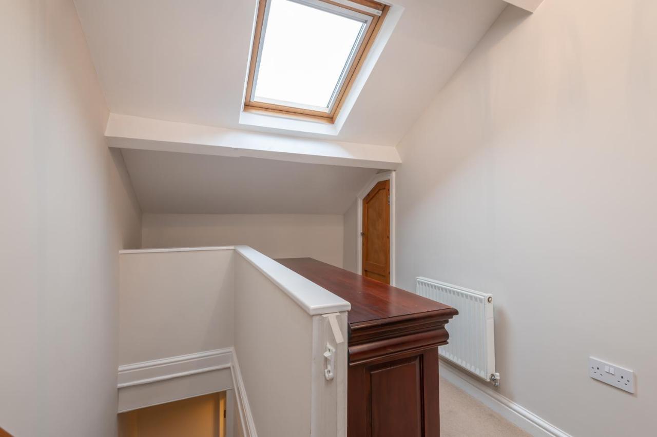Sleeps 5 - 3 Bedrooms - Walk To The Square Hosted Happy Valley Cast Casa vacanze *