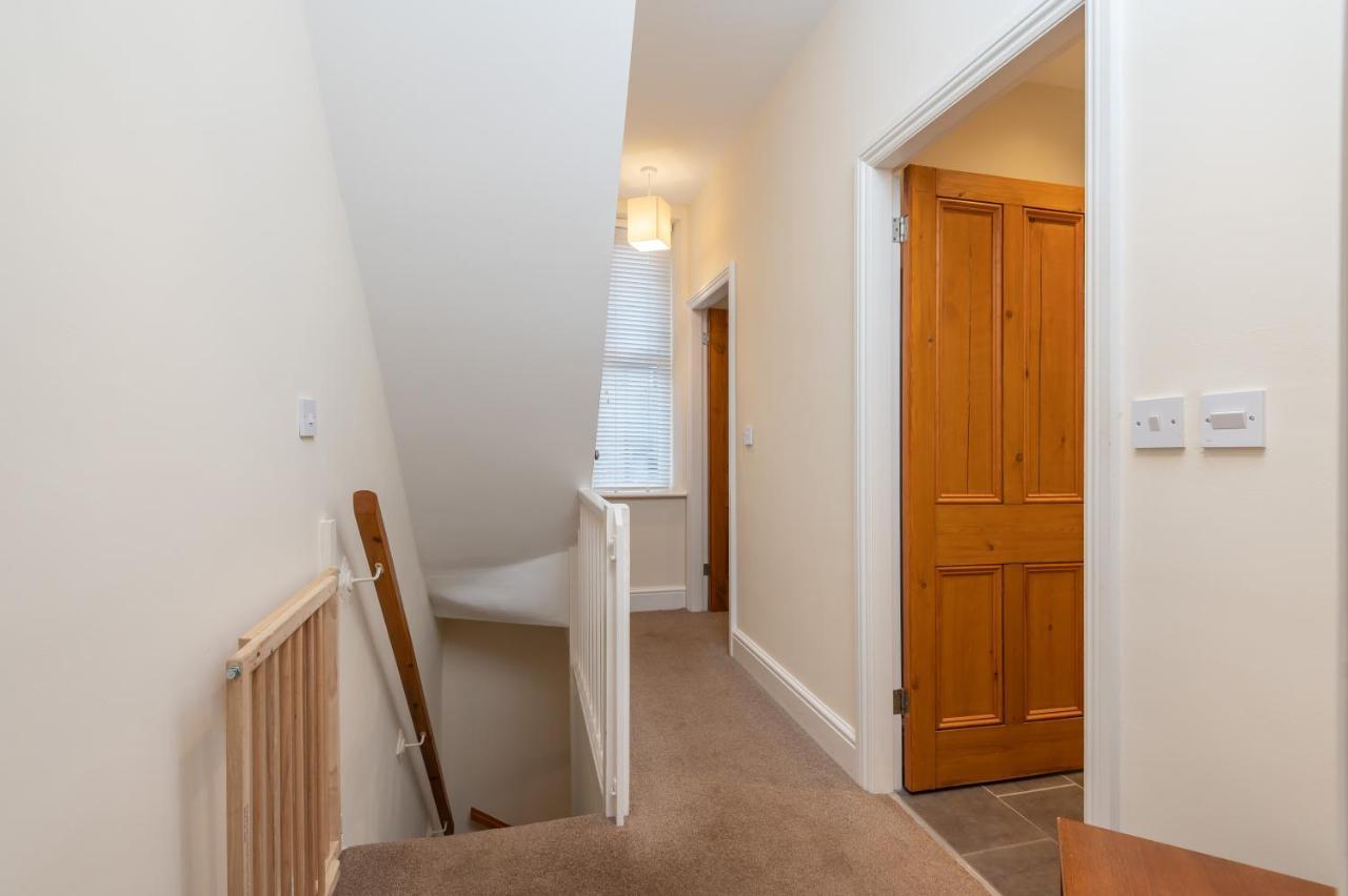 Sleeps 5 - 3 Bedrooms - Walk To The Square Hosted Happy Valley Cast * Hebden Bridge