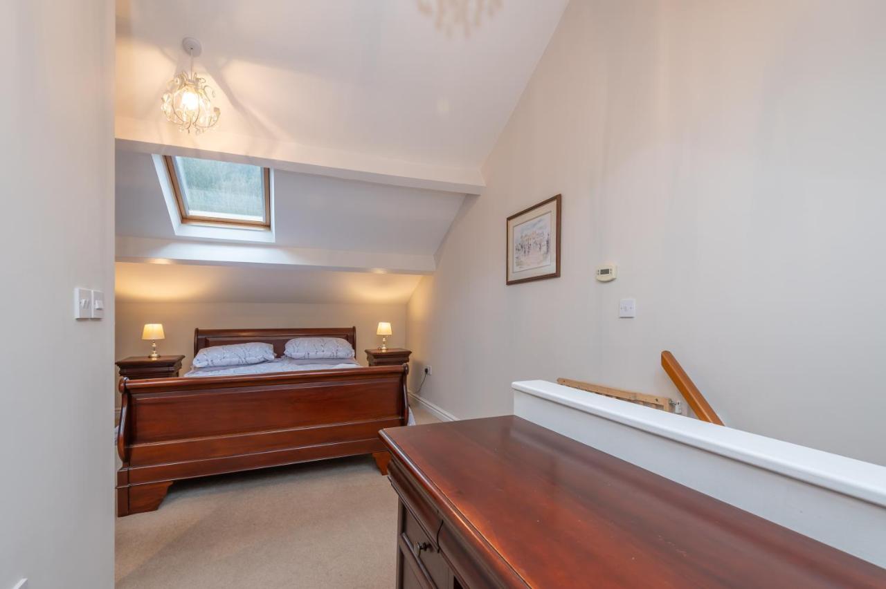 Sleeps 5 - 3 Bedrooms - Walk To The Square Hosted Happy Valley Cast