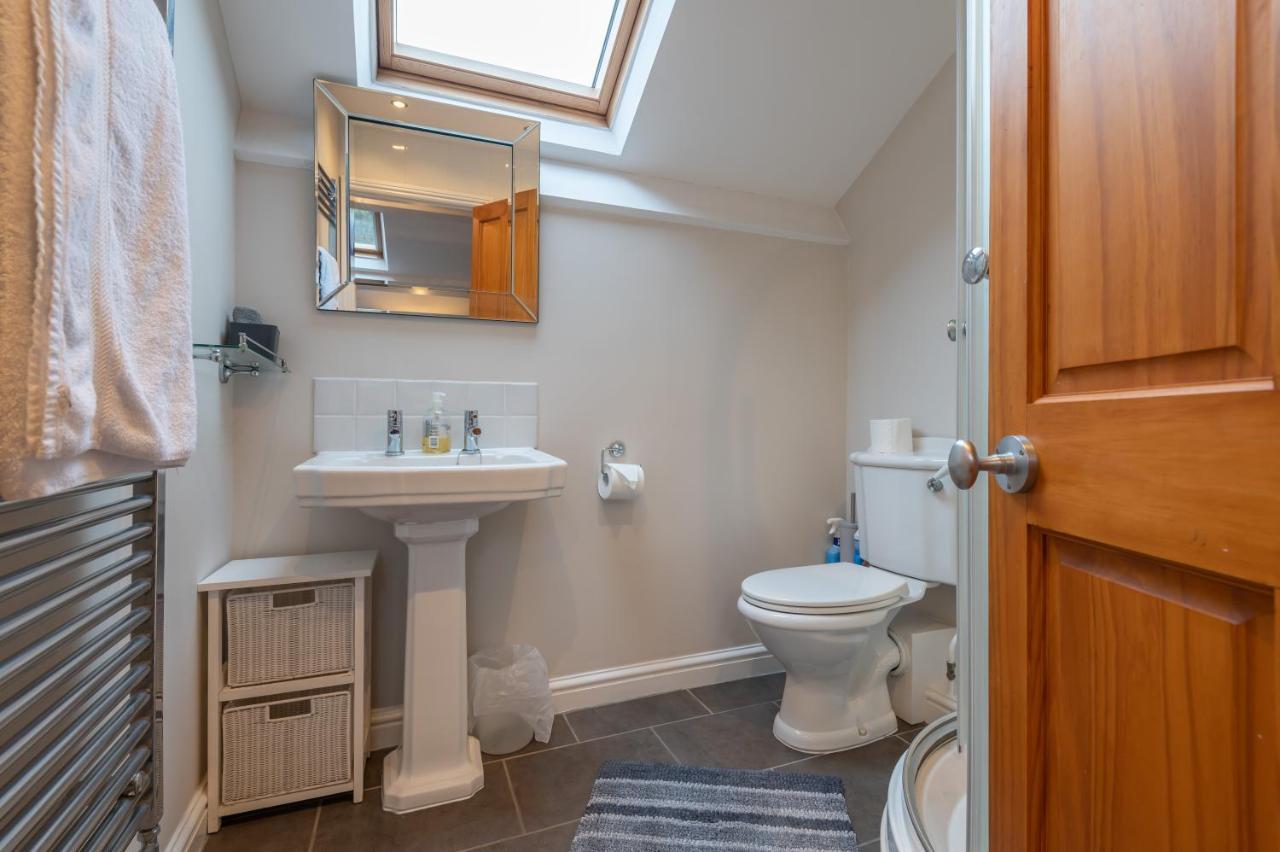 Sleeps 5 - 3 Bedrooms - Walk To The Square Hosted Happy Valley Cast *