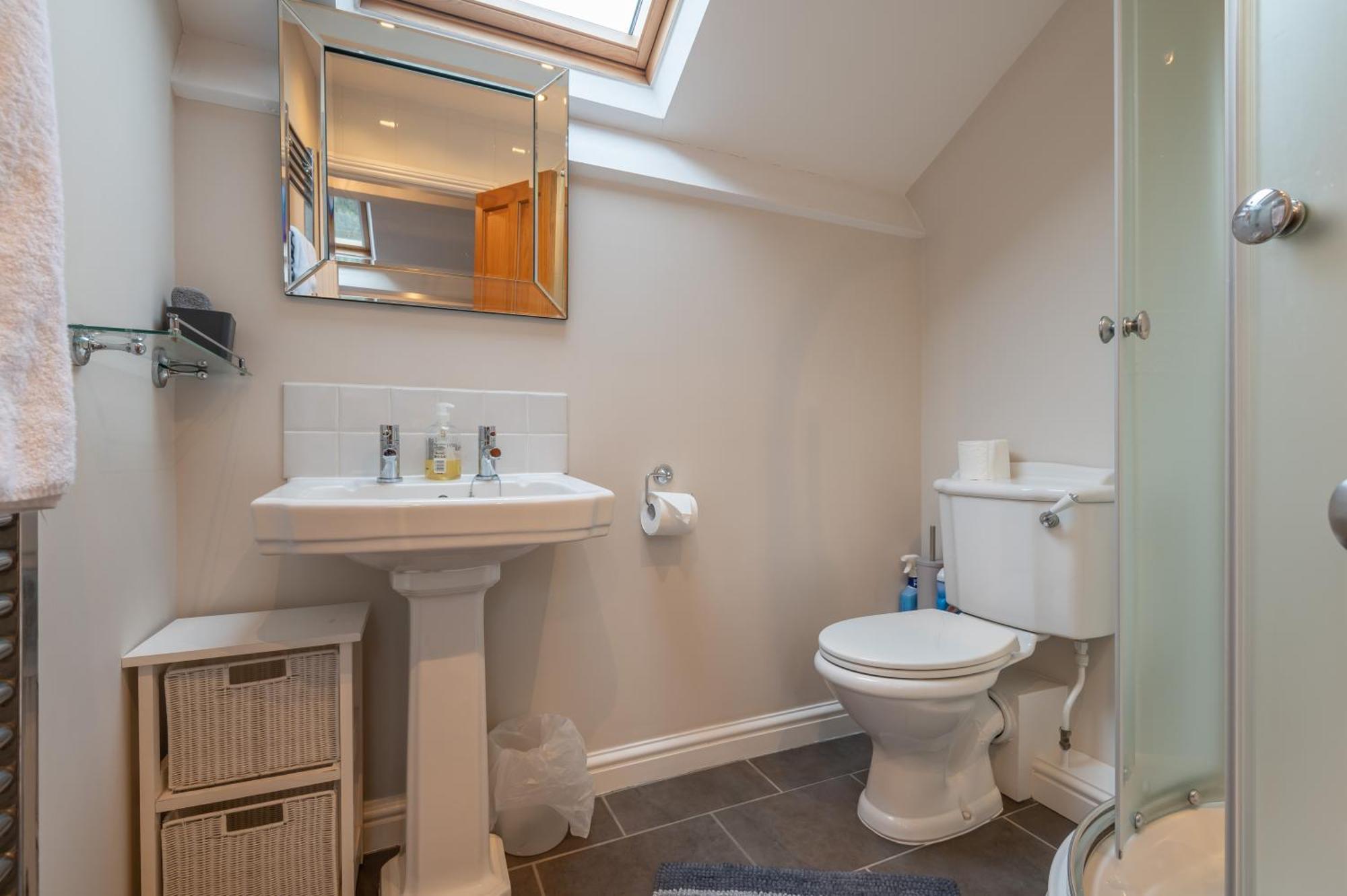 Sleeps 5 - 3 Bedrooms - Walk To The Square Hosted Happy Valley Cast *