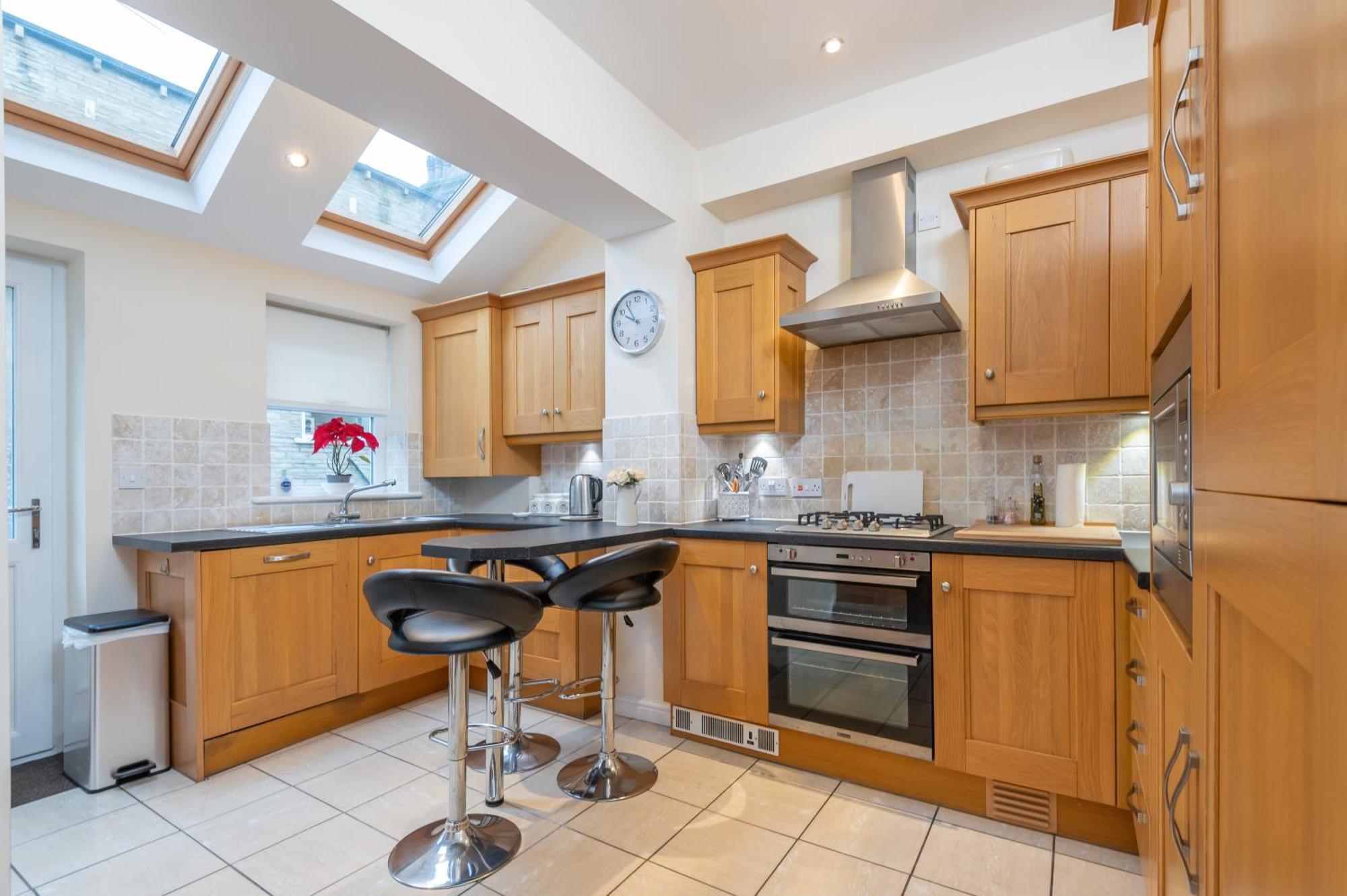 Sleeps 5 - 3 Bedrooms - Walk To The Square Hosted Happy Valley Cast * Hebden Bridge