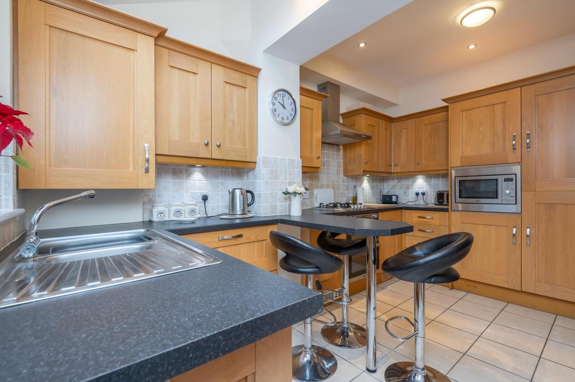 Sleeps 5 - 3 Bedrooms - Walk To The Square Hosted Happy Valley Cast *